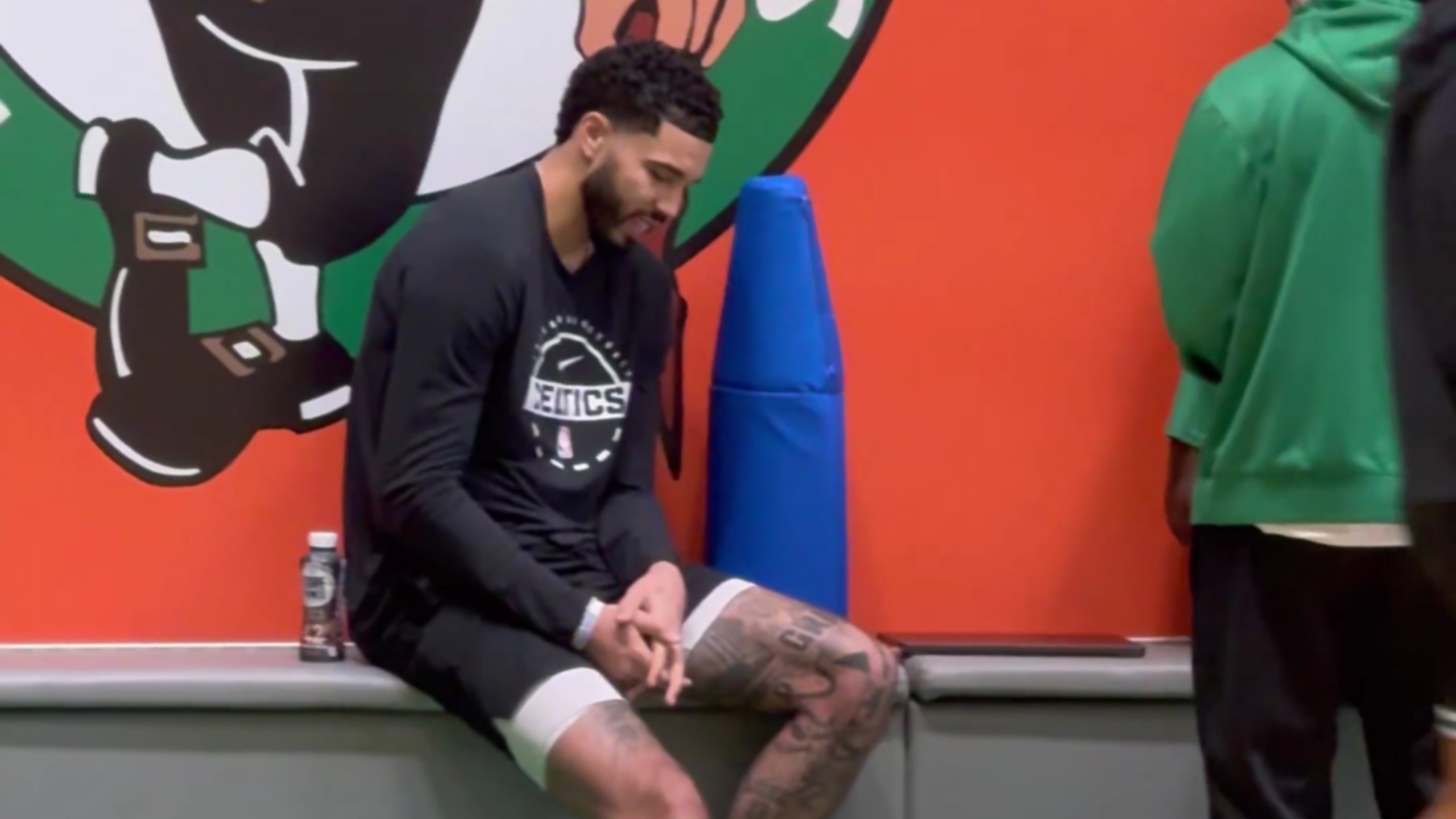 亚博-塔图姆回归赛场，战术调整首场状态亮眼，皇家马德里观众沸腾！的简单介绍